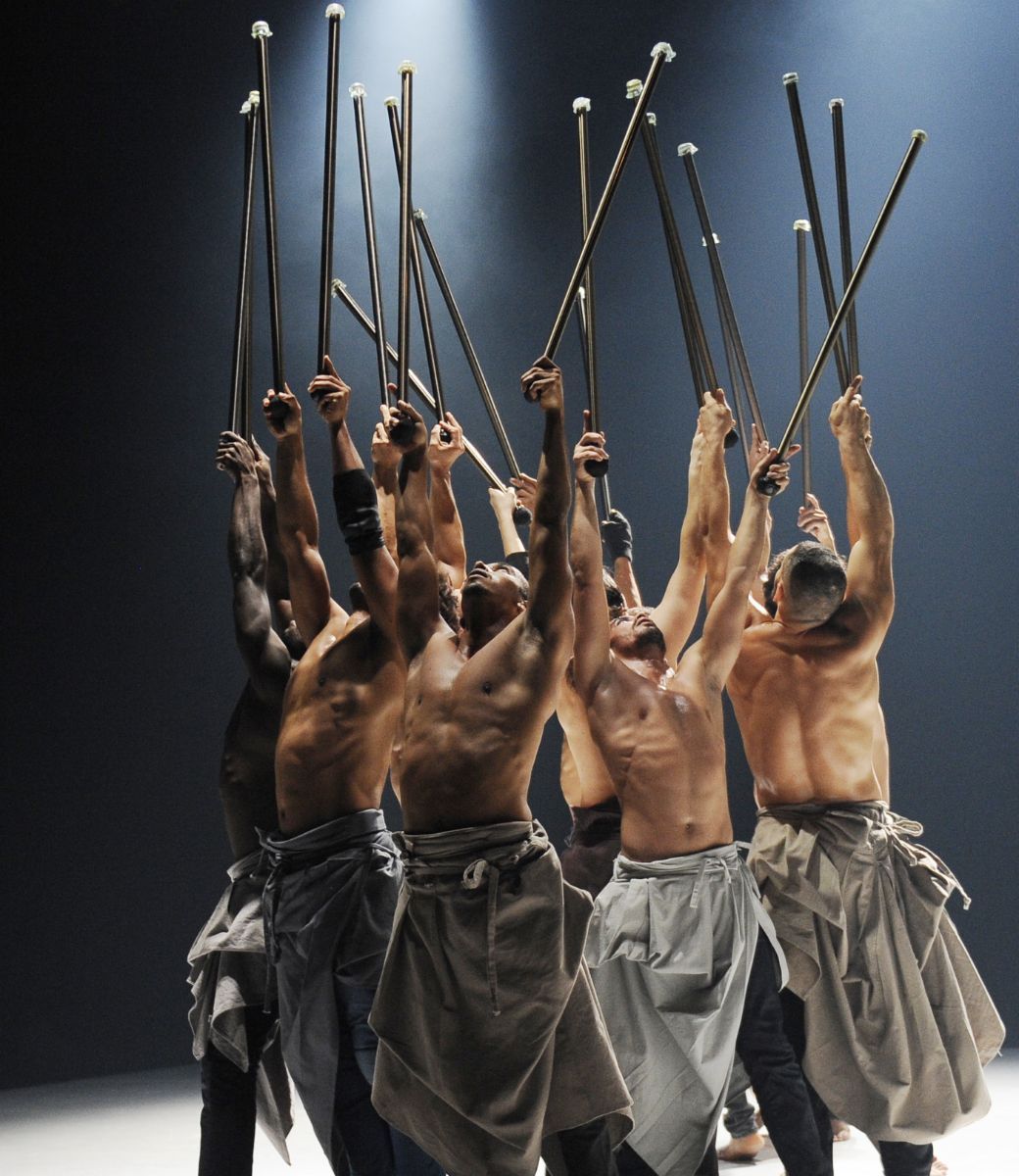 La compagnie Hervé Koubi in <i>Les nuits barbares</i> © Nathalie Sternalski
