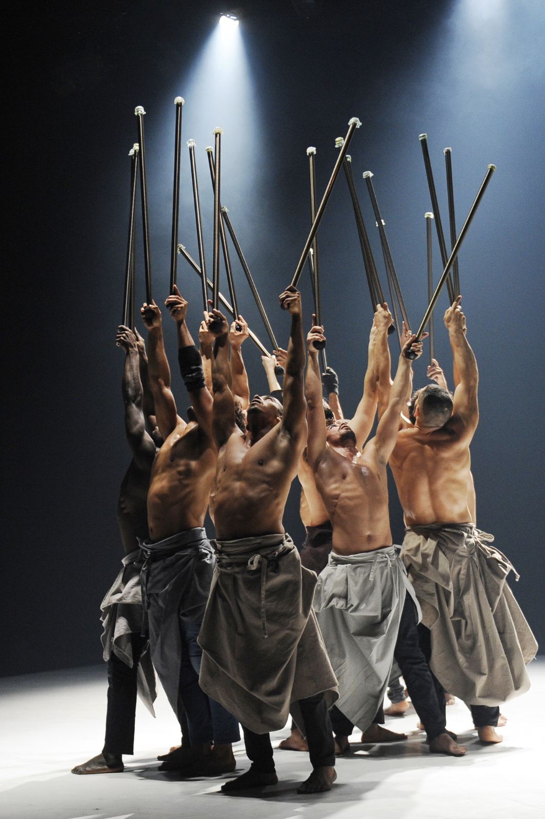 La compagnie Hervé Koubi in <i>Les nuits barbares</i> © Nathalie Sternalski