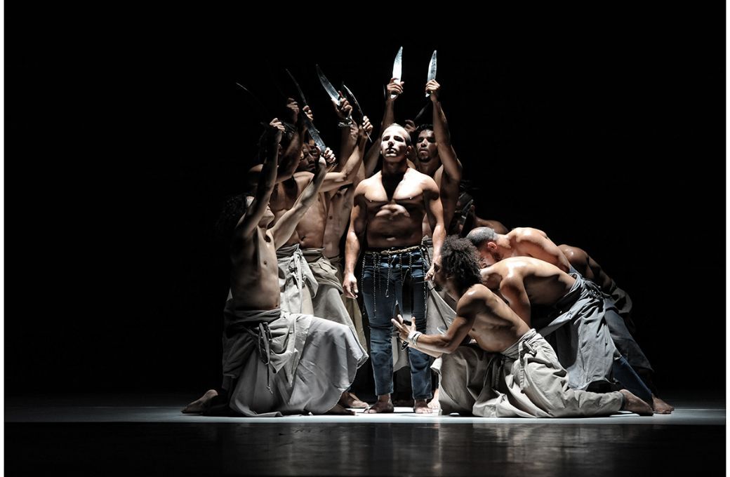 La compagnie Hervé Koubi in <i>Les nuits barbares</i> © Gyorgy Jokuti
