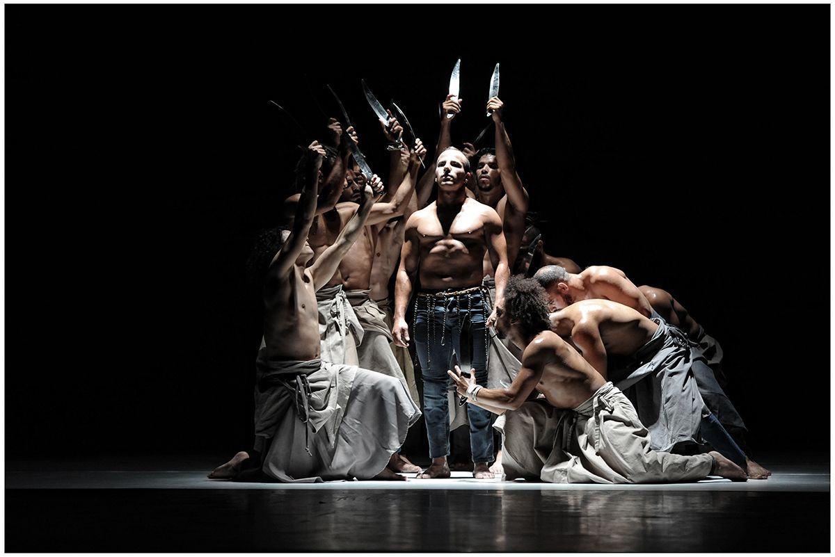 La compagnie Hervé Koubi in <i>Les nuits barbares</i> © Gyorgy Jokuti