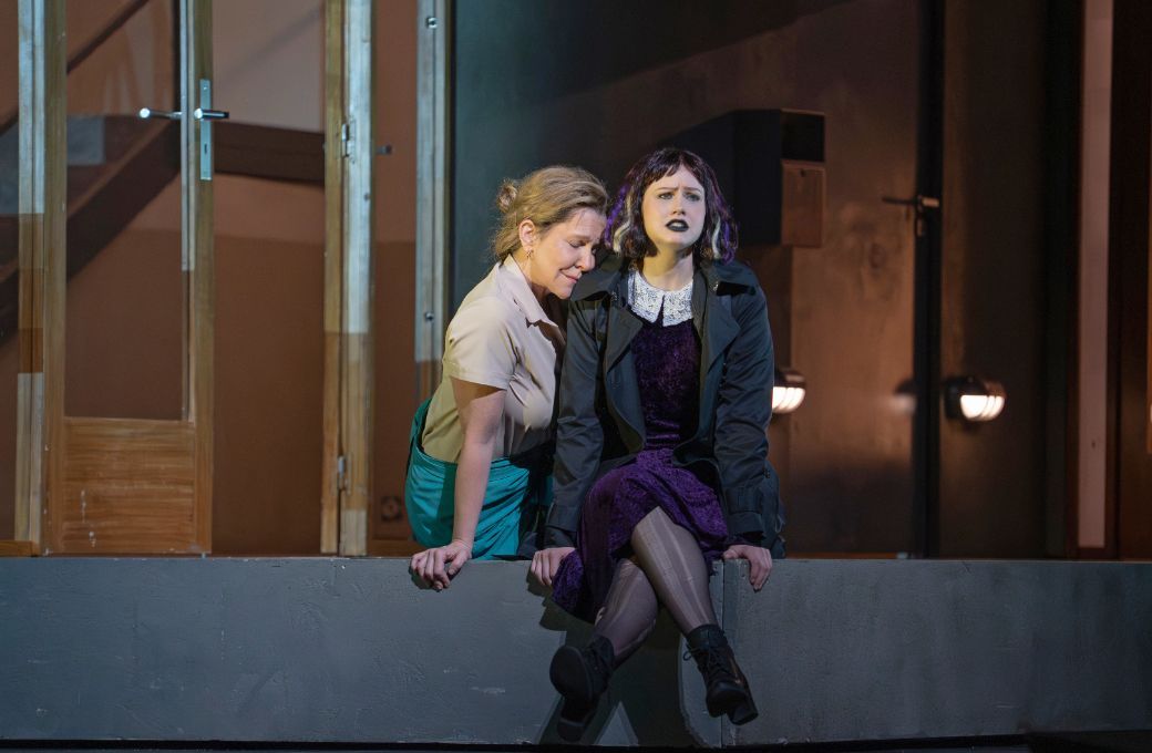 Joyce DiDonato (the Waitress) and Vilma J&auml;&auml; (Mark&eacute;ta) &copy; Karen Almond | Met Opera