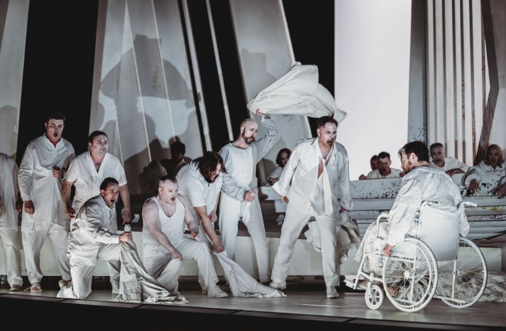 Michael Nagy (Amfortas) and chorus &copy; Xiomara Bender