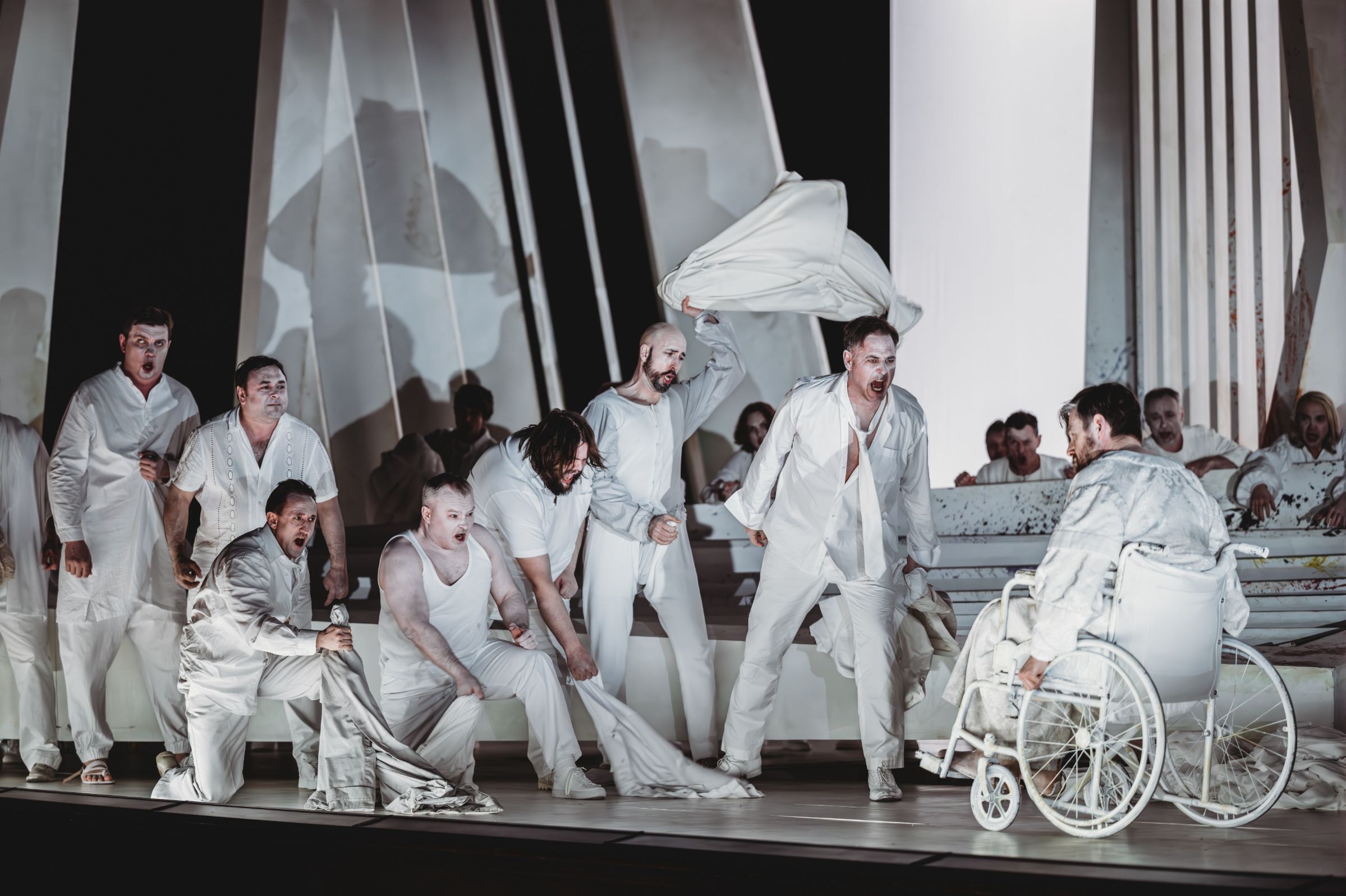 Michael Nagy (Amfortas) and chorus &copy; Xiomara Bender