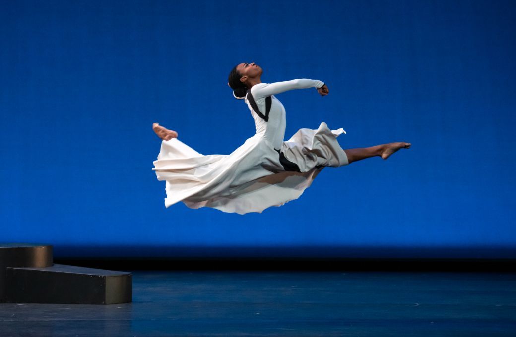 Leslie Andrea Williams in Martha Graham's <i>Chronicle</i> &copy; Steven Pisano