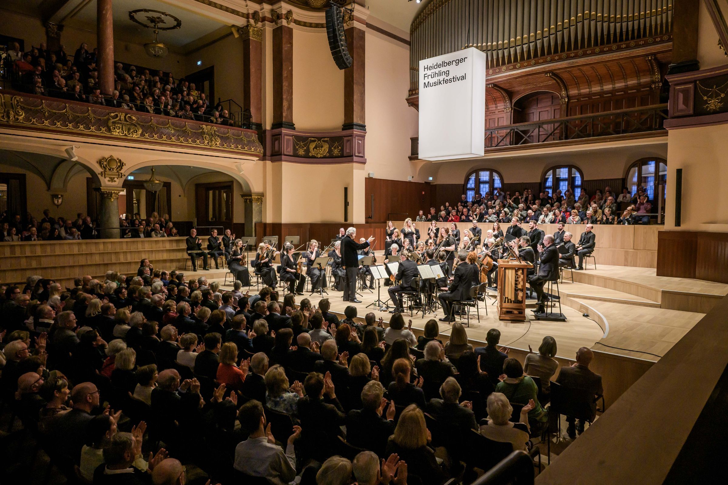 Sir John Eliot Gardiner dirigiert The Constellation Orchestra und Choir beim Heidelberger Frühling &copy; studio visuell