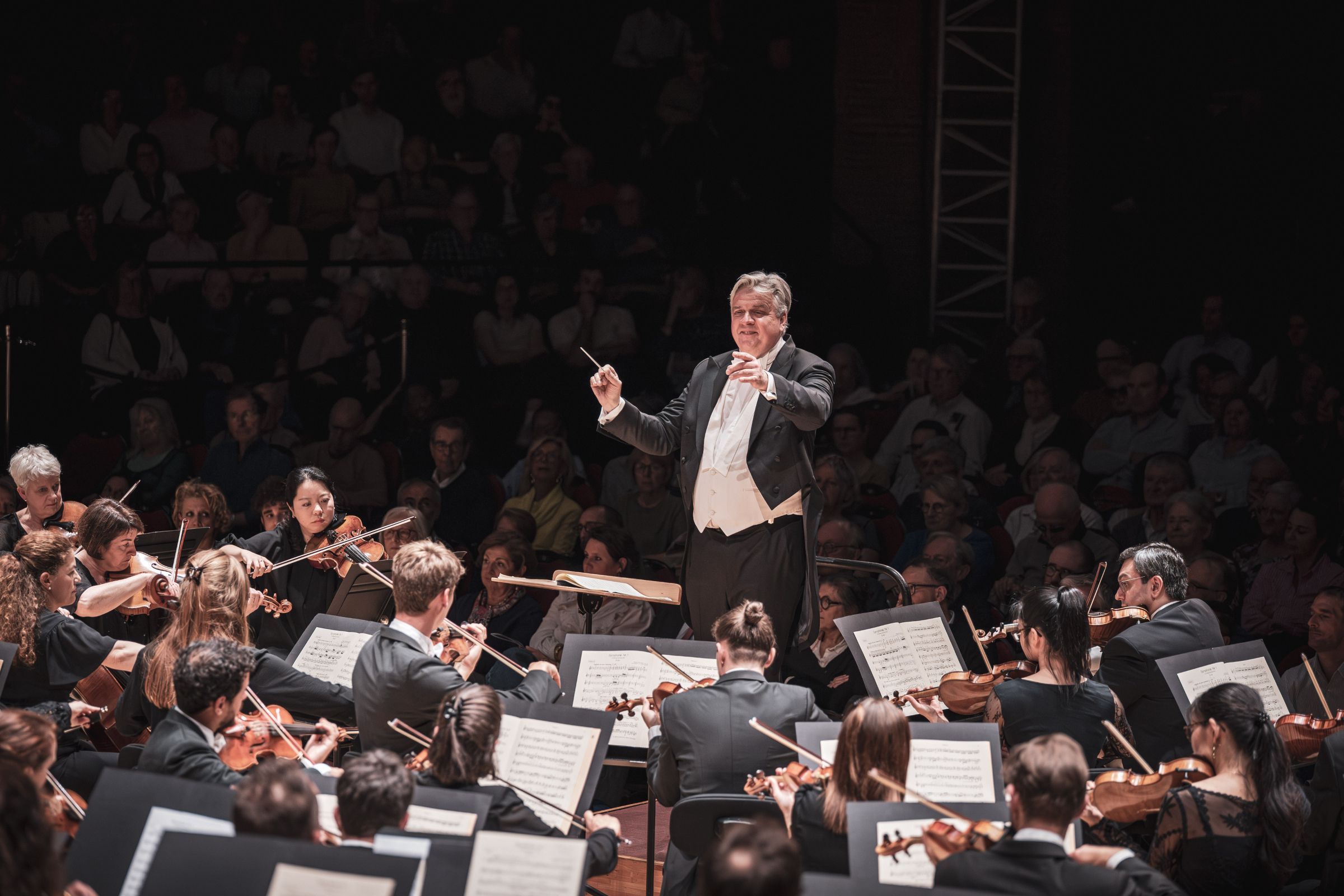 Frank Beermann dirige l'ONCT dans Schumann © Romain Alcaraz