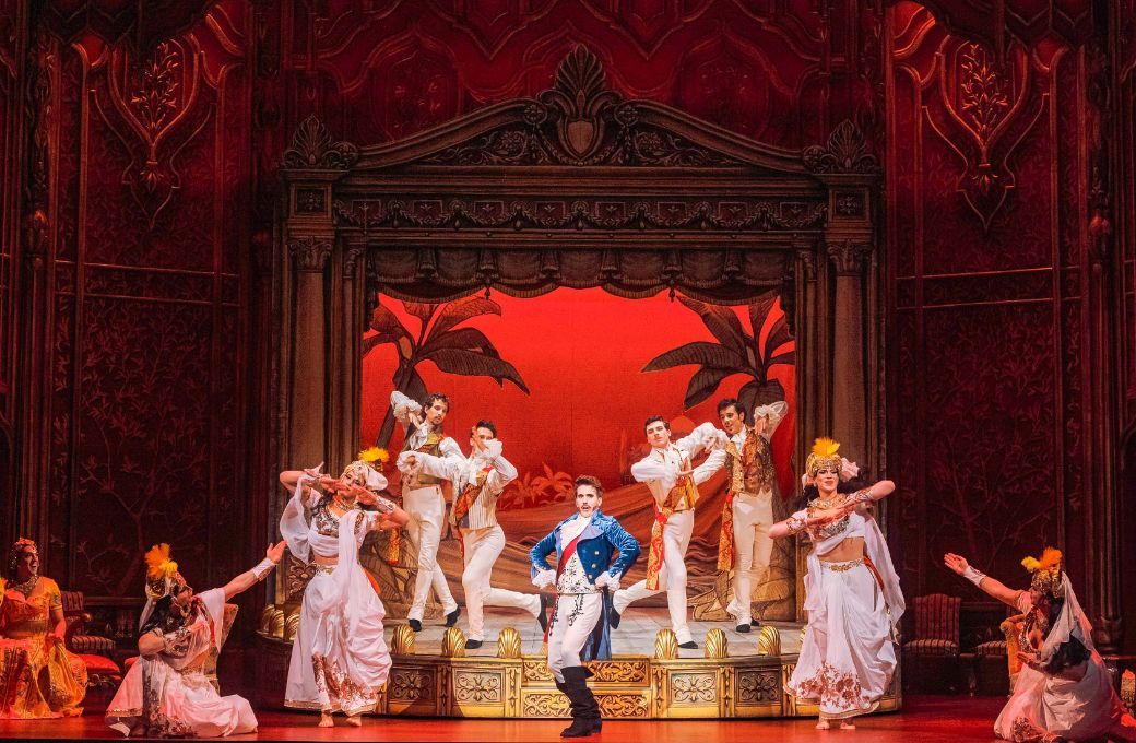 Maayan Licht (Alessandro), T&auml;nzer, Jake Arditti (Erissena) und Nicholas Tamagna (Timagene) &copy; Marco Sommer