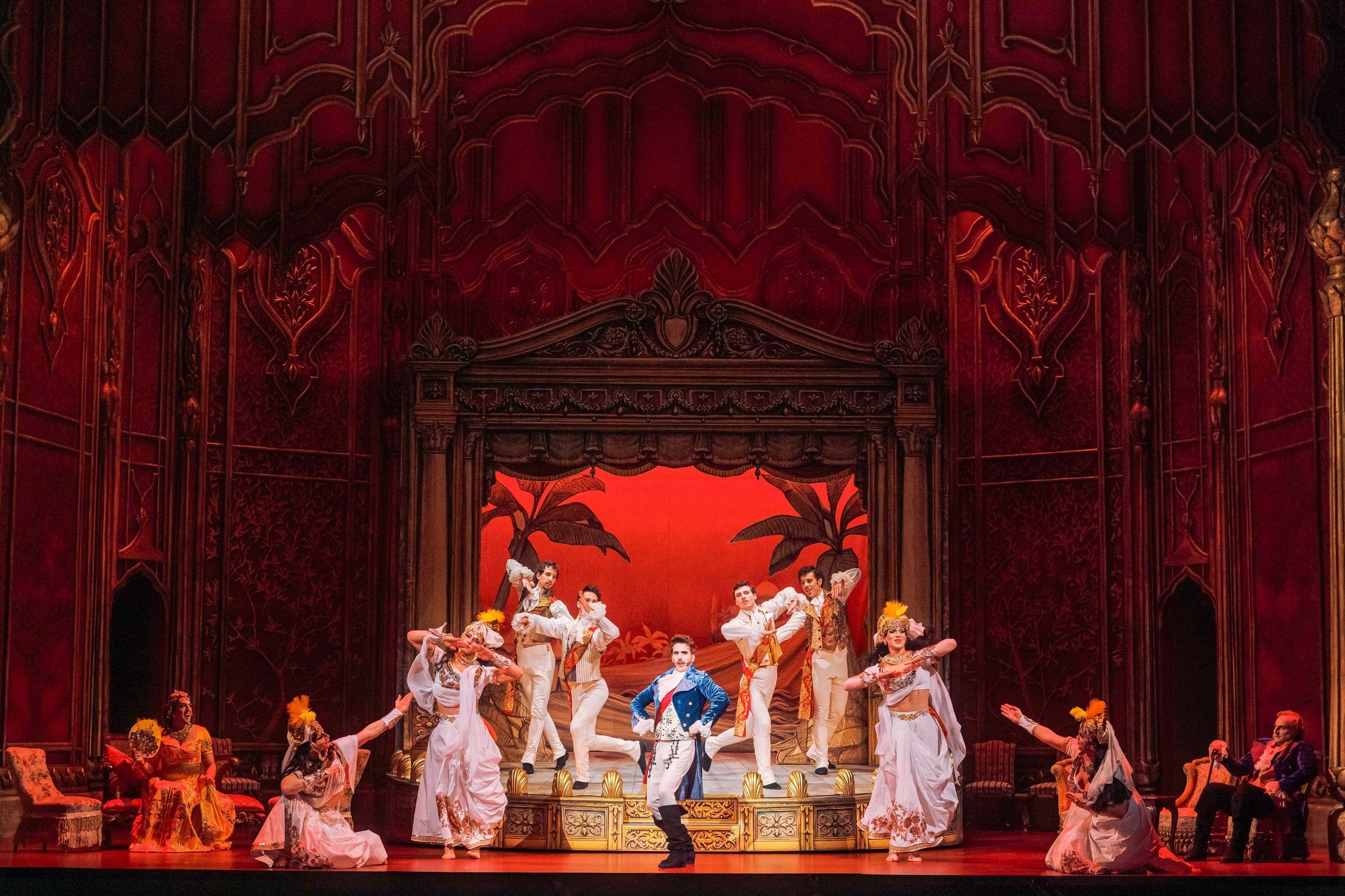 Maayan Licht (Alessandro), Tänzer, Jake Arditti (Erissena) und Nicholas Tamagna (Timagene) &copy; Marco Sommer