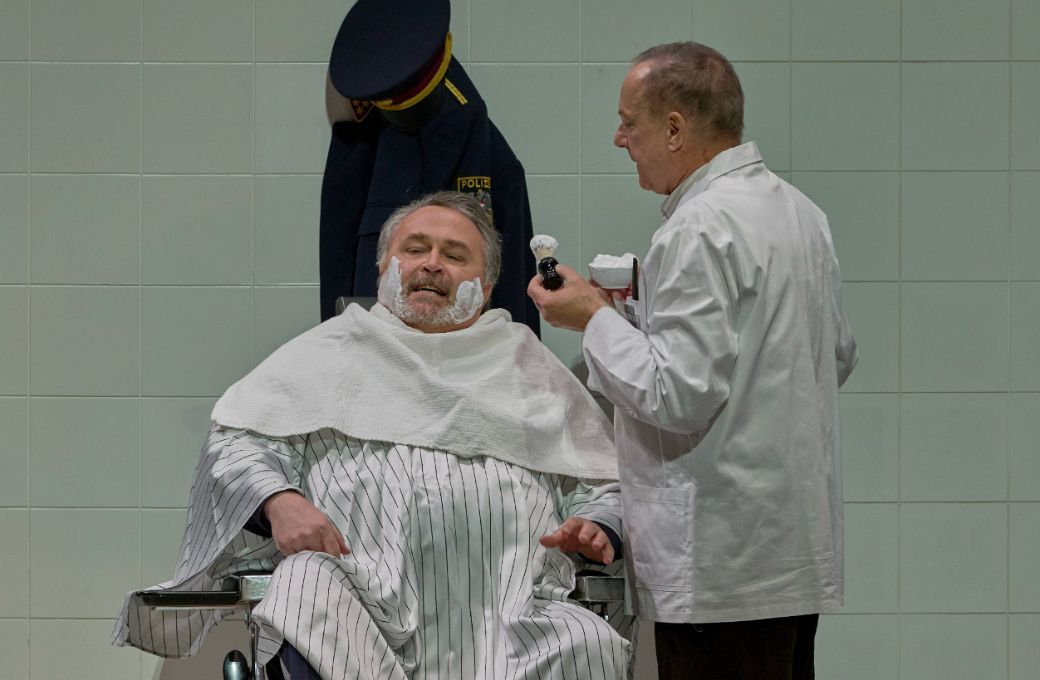J&ouml;rg Schneider (Hauptmann) und Johannes Martin Kr&auml;nzle (Wozzeck) &copy; Wiener Staatsoper | Michael P&ouml;hn