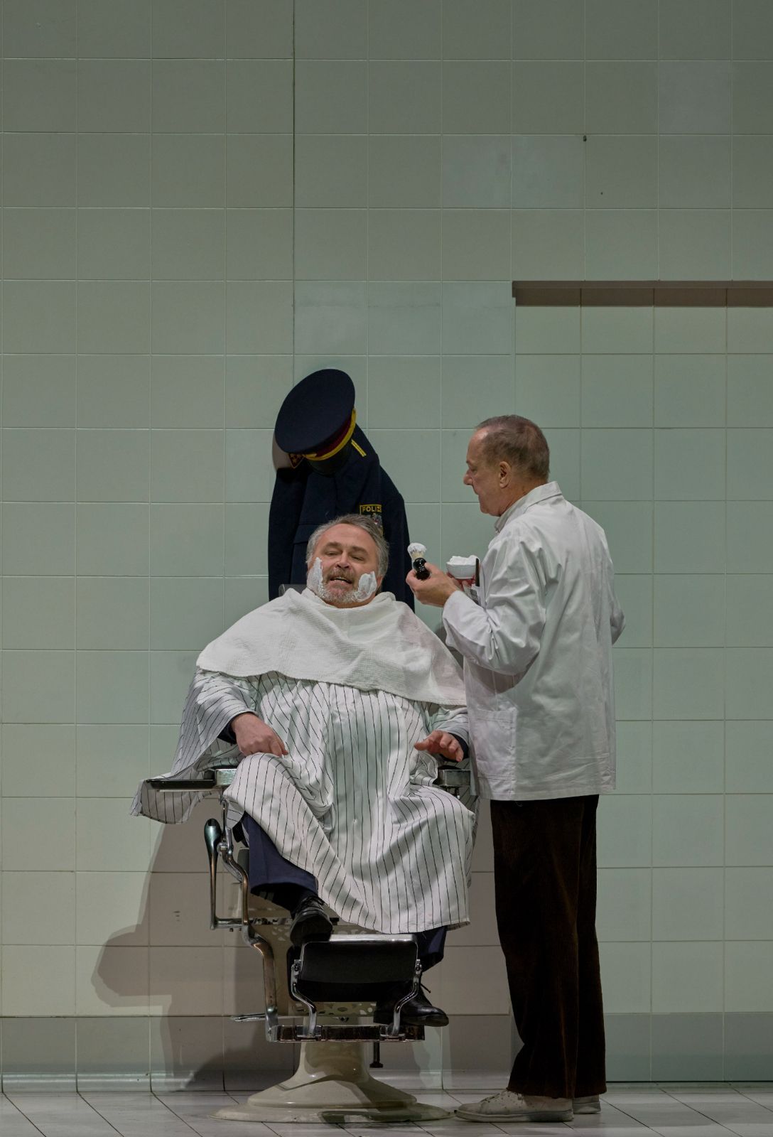 Jörg Schneider (Hauptmann) und Johannes Martin Kränzle (Wozzeck) &copy; Wiener Staatsoper | Michael Pöhn