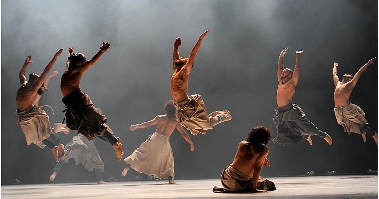 La compagnie Hervé Koubi in <i>Les nuits barbares</i> © Gyorgy Jokuti
