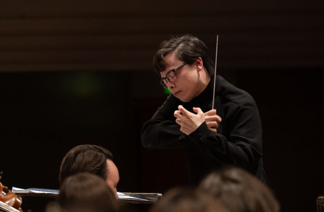 Tarmo Pelotkoski conducts the Hall&eacute; &copy; Sharyn Bellemakers | The Hall&eacute;