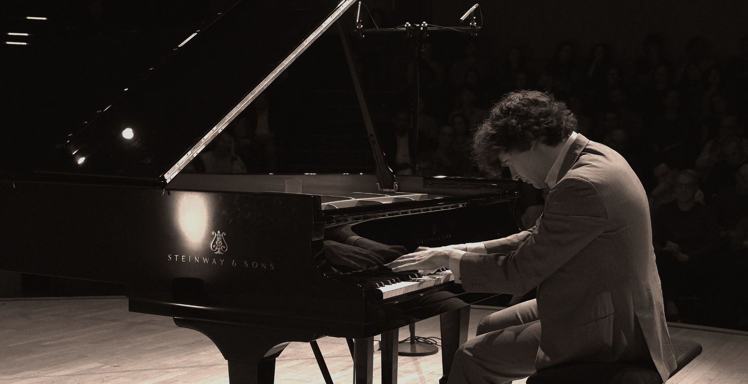 Rémi Geniet pendant son récital Salle Cortot © Patrice Moracchini / Les Nuits du piano