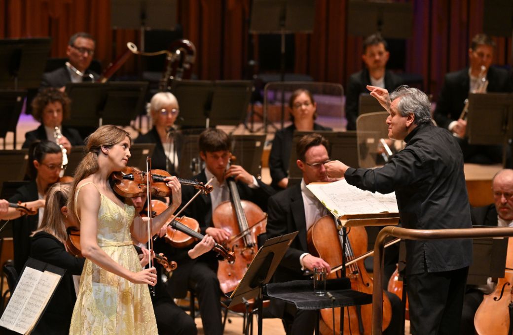 Vilde Frang, Sir Antonio Pappano and the London Symphony Orchestra © LSO | Mark Allan
