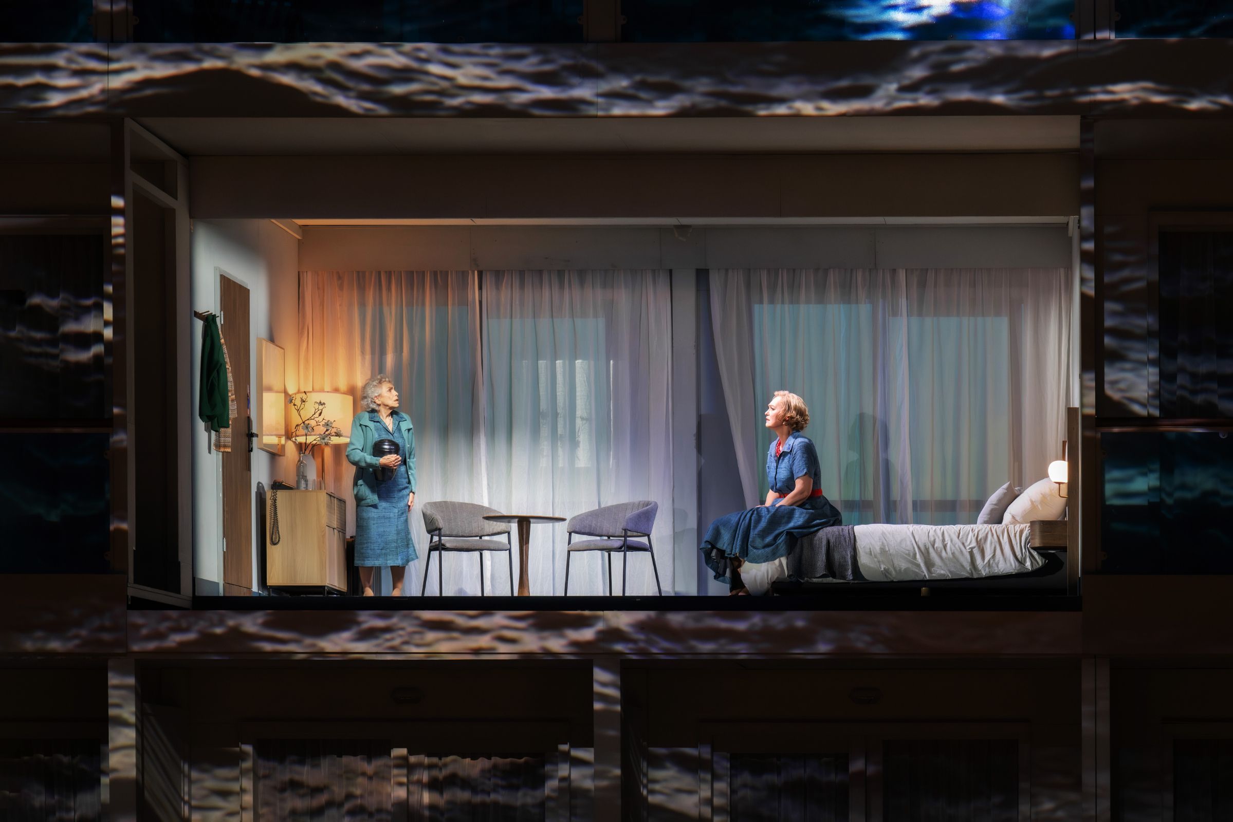 Sybille Maris Dordel and Jenny Carlstedt (Lisa) © Dutch National Opera | Monika Rittershaus
