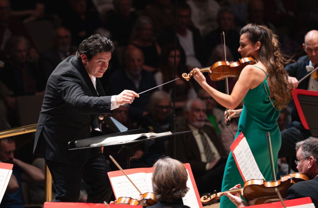 Cristian Măcelaru, Nicola Benedetti and the Philharmonia &copy; Philharmonia Orchestra | David McCaffrey