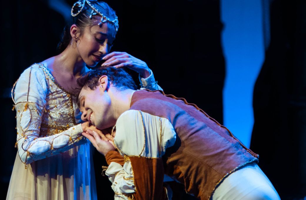 Catherine Rodríguez (Julieta) y Emmanuel Vázquez (Romeo) © Marcos Oyarzún | Teatro Municipal de Santiago