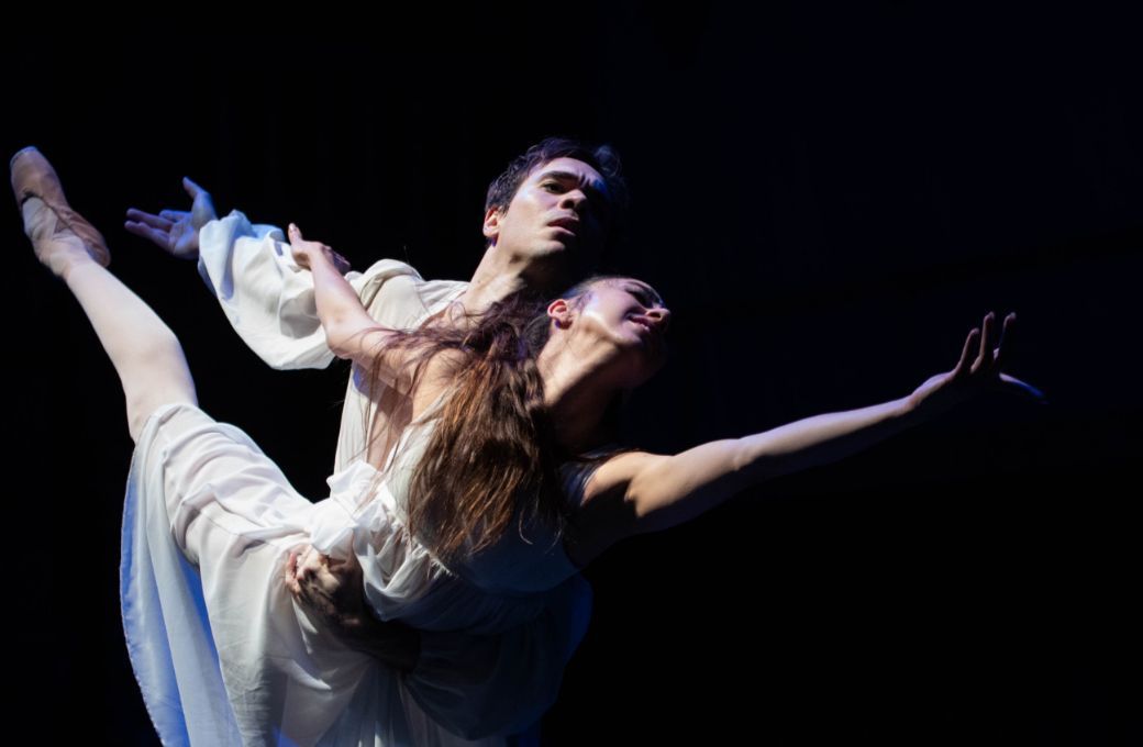 Emmanuel Vázquez (Romeo) y Catherine Rodríguez (Julieta) © Marcos Oyarzún | Teatro Municipal de Santiago