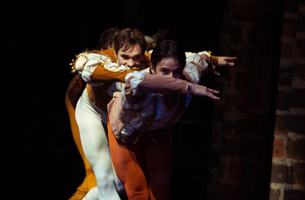Matías Romero (Mercucio) y Emmanuel Vázquez (Romeo) © Marcos Oyarzún | Teatro Municipal de Santiago