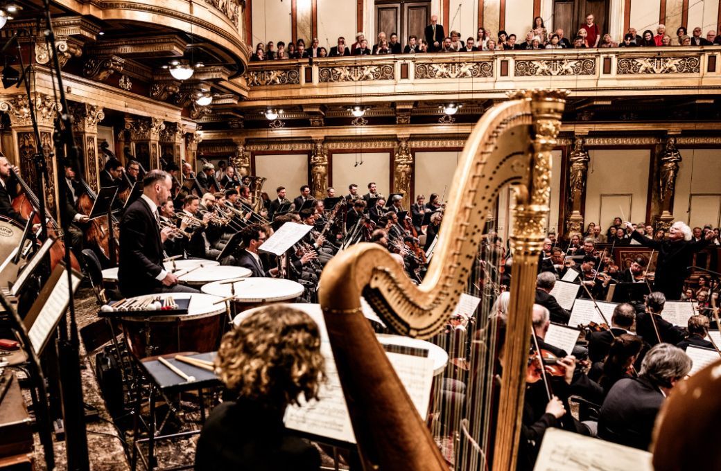 Sir Simon Rattle conducts the Vienna Philharmonic in the Musikverein &copy; Julia Wesely
