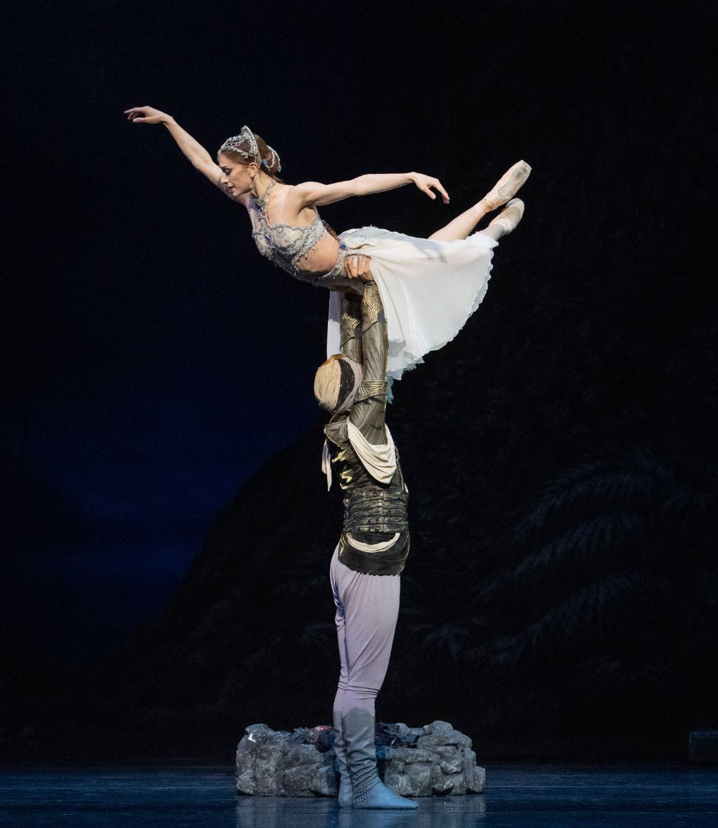 Marianela N&uacute;&ntilde;ez as Nikiya and Patricio Rev&eacute; as Solor in <i>La Bayad&egrave;re</i> &copy; Erik Berg