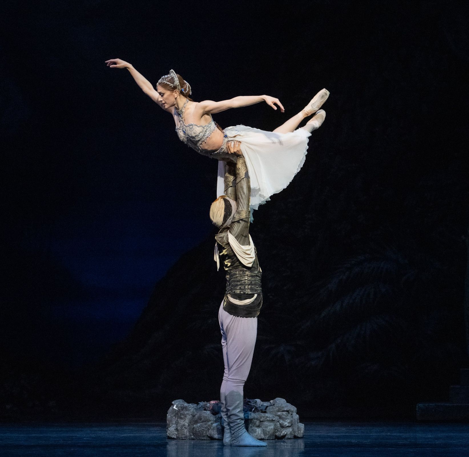 Marianela Núñez as Nikiya and Patricio Revé as Solor in <i>La Bayadère</i> &copy; Erik Berg