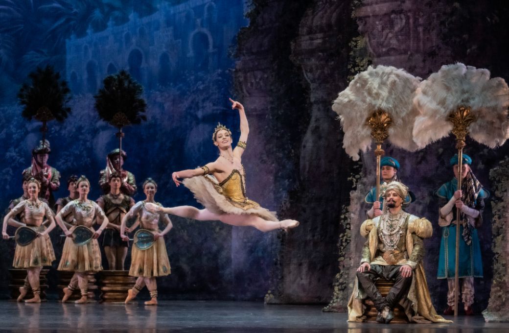 Melissa Hough as Gamzatti with Leonardo Basilio and Norwegian National Ballet in <i>La Bayad&egrave;re</i> &copy; Erik Berg