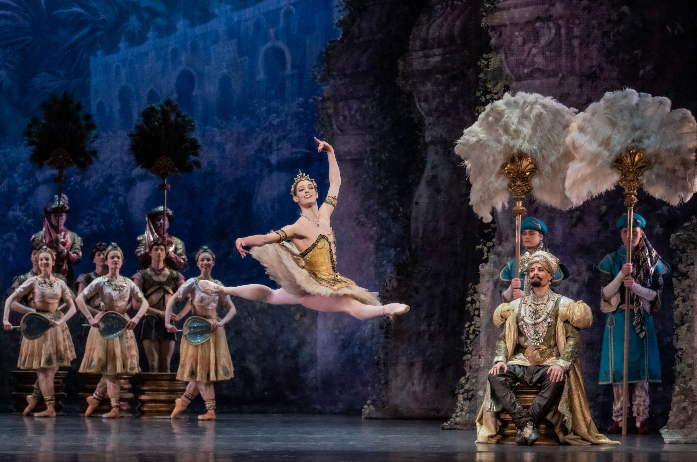 Melissa Hough as Gamzatti with Leonardo Basilio and Norwegian National Ballet in <i>La Bayadère</i> &copy; Erik Berg