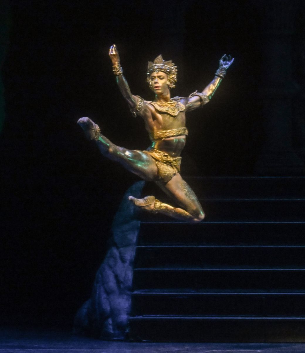 Giuseppe Ventura as The Bronze Idol in <i>La Bayad&egrave;re</i> &copy; Erik Berg