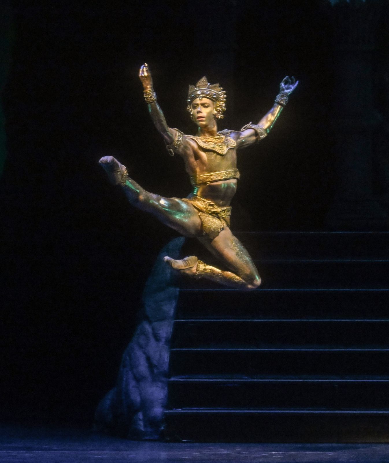 Giuseppe Ventura as The Bronze Idol in <i>La Bayadère</i> &copy; Erik Berg
