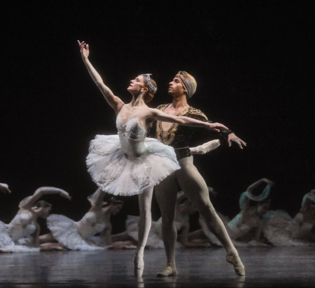 Marianela N&uacute;&ntilde;ez as Nikiya and Patricio Rev&eacute; as Solor in <i>La Bayad&egrave;re</i> &copy; Erik Berg