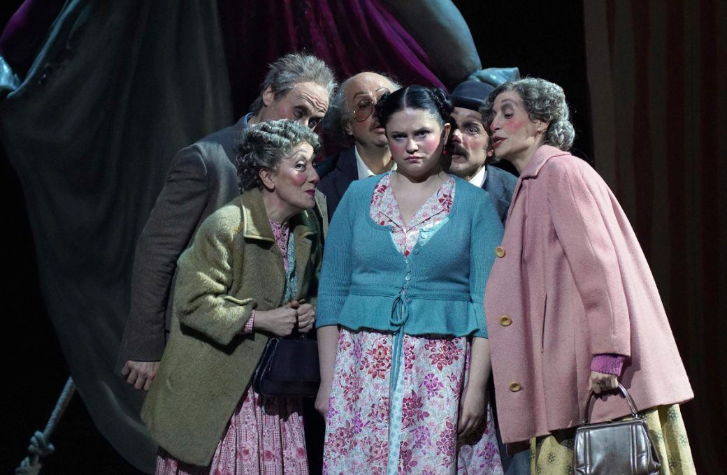 Natalia Tanasii (Mařenka), Manel Esteve, Mar&iacute;a Rey-Joly, Toni Marsol, Martin Winkler, Monica Bacelli &copy; Javier del Real | Teatro Real
