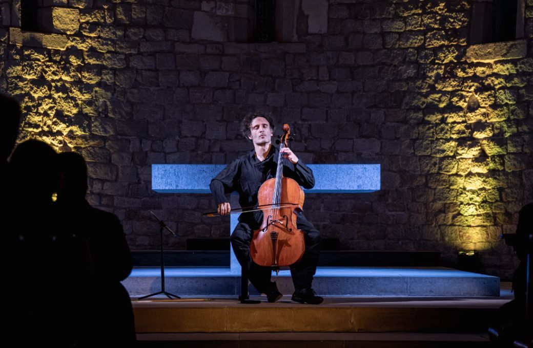 Nicolas Altstaedt en el Monasterio de Sant Pau del Camp &copy; May Zircus | L'Auditori