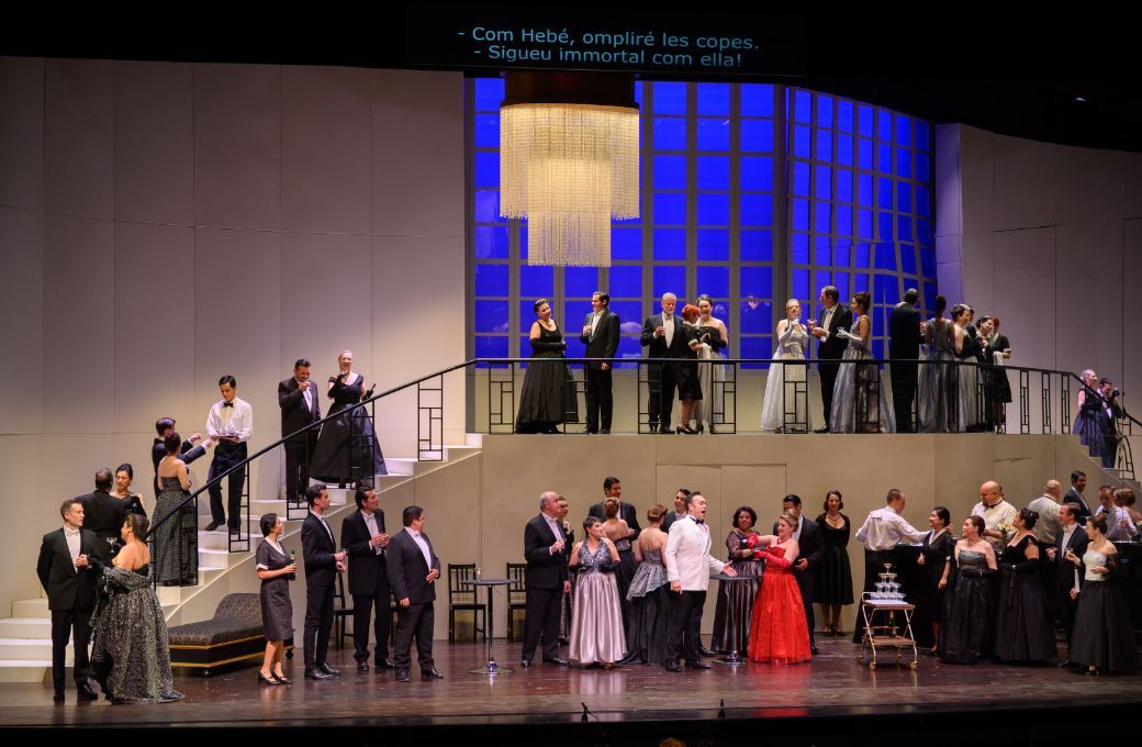 Escena de <i>La traviata</i> en el Teatre Municipal La Far&agrave;ndula &copy; A. Bofill | Fundaci&oacute; &Ograve;pera a Catalunya