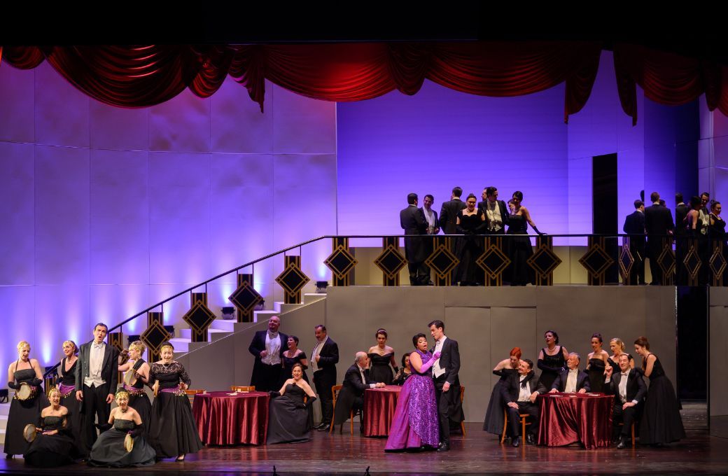 Tamara Abra&atilde;o (Flora) junto a dem&aacute;s int&eacute;rpretes e integrantes del Coro Amics de l'&Ograve;pera de Sabadell &copy; A. Bofill | Fundaci&oacute; &Ograve;pera a Catalunya