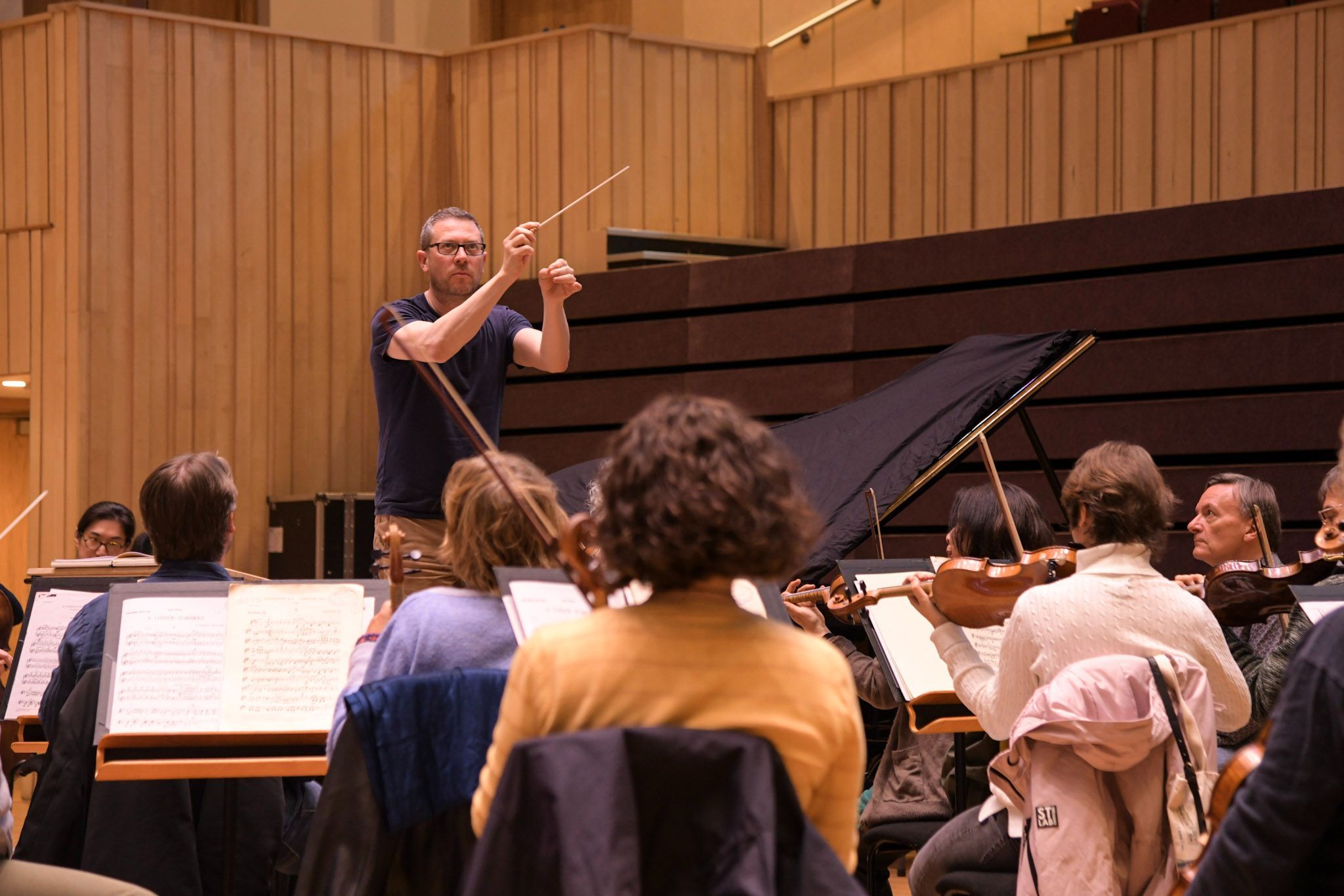 John Wilson rehearses with the RSNO © SNO | Clara Cowen