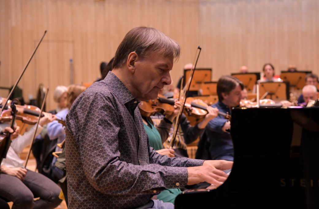 Sir Stephen Hough rehearses with the RSNO © SNO | Clara Cowen