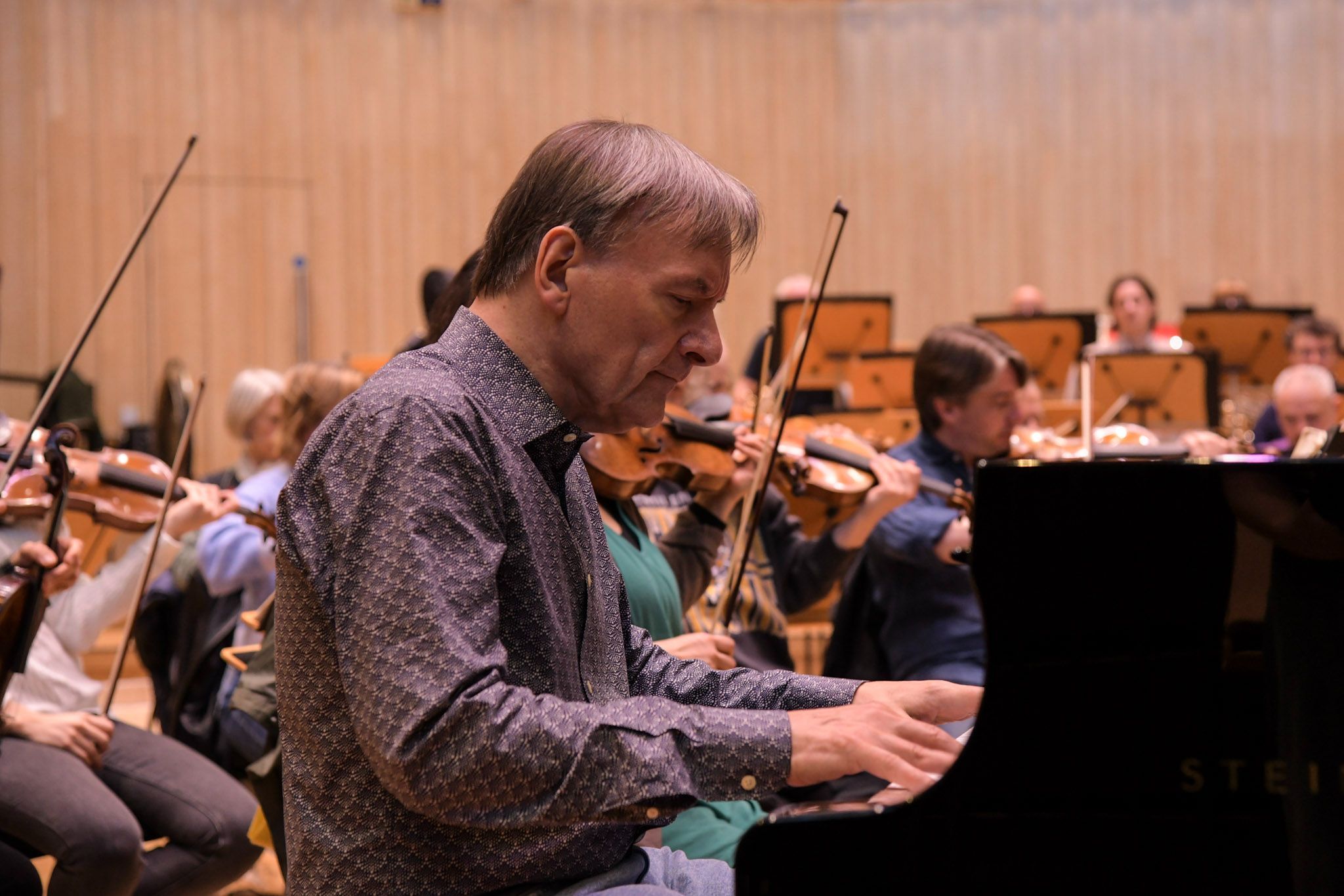Sir Stephen Hough rehearses with the RSNO © SNO | Clara Cowen