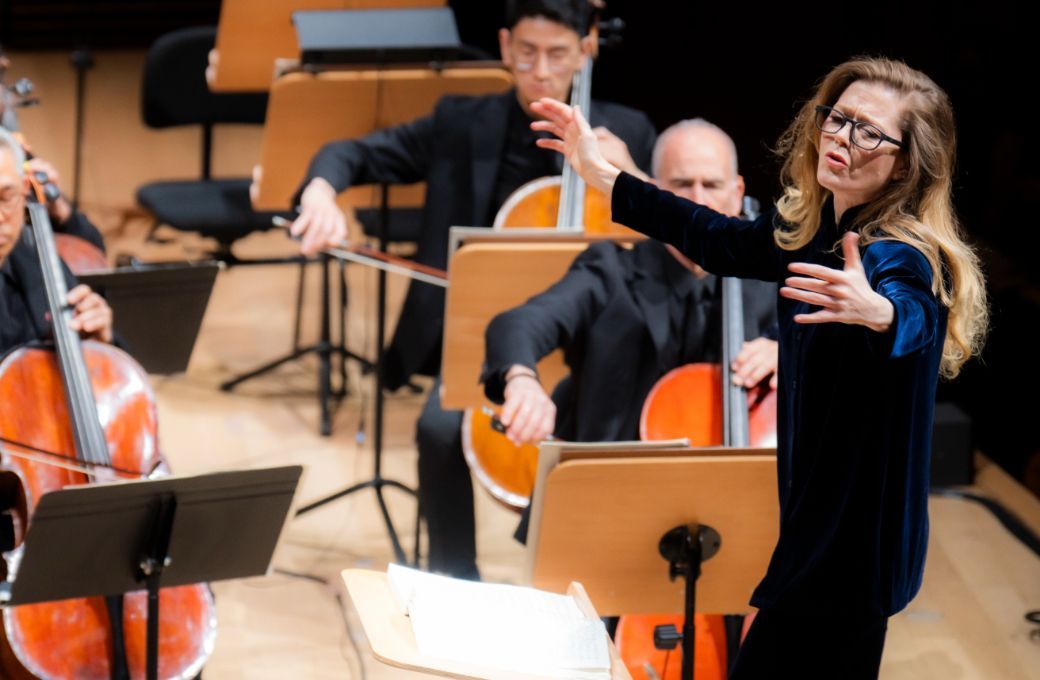 Barbara Hannigan conducts the New York Philharmonic &copy; Chris Lee