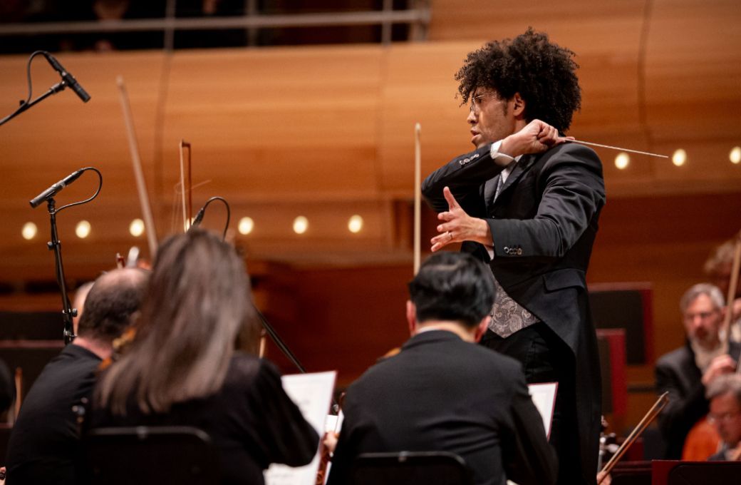 Rafael Payare conducts the Orchestre symphonique de Montr&eacute;al &copy; Antoine Saito