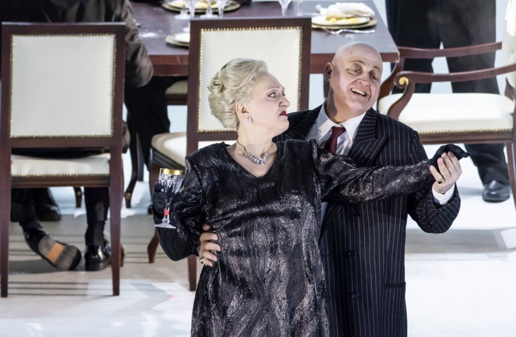 Michaela Schuster (Herodias) y John Daszak (Herodes) &copy; Miguel Lorenzo &amp; Miguel Ponce | Les Arts