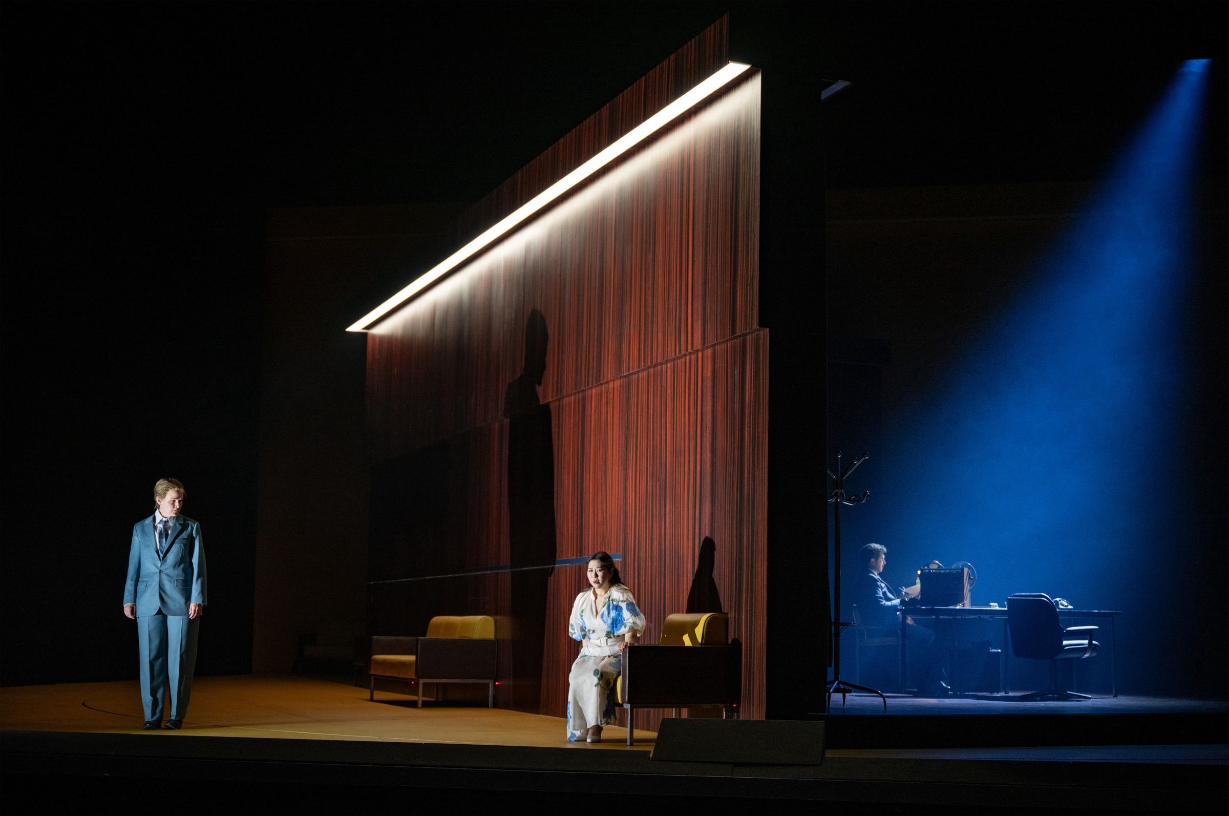 Siena Licht Miller (Annio), Yewon Han (Servilia) und Andrew Moore (Publio) © Toni Suter
