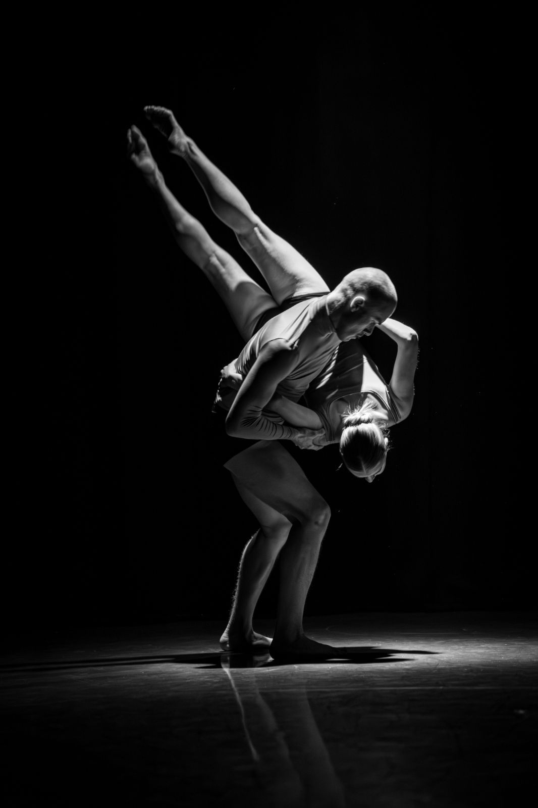 Students at Rambert School rehearsing Wayne McGregor's <i>Augmented</i> © Omar Toussaint