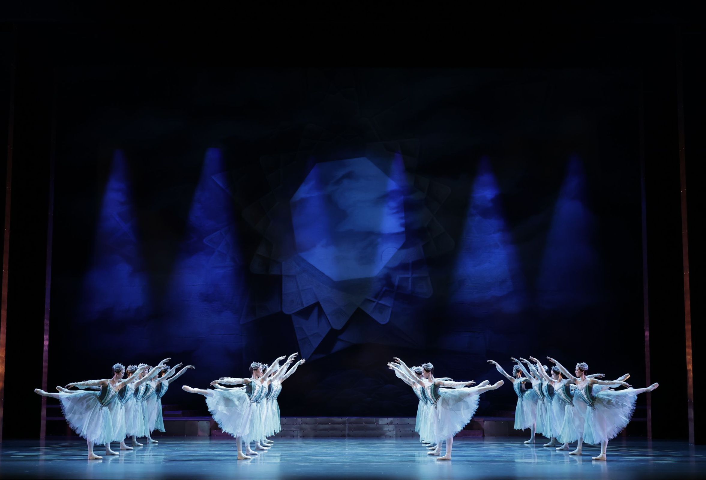 The National Ballet of Japan in <i>Raymonda</i> © Hidemi Seto
