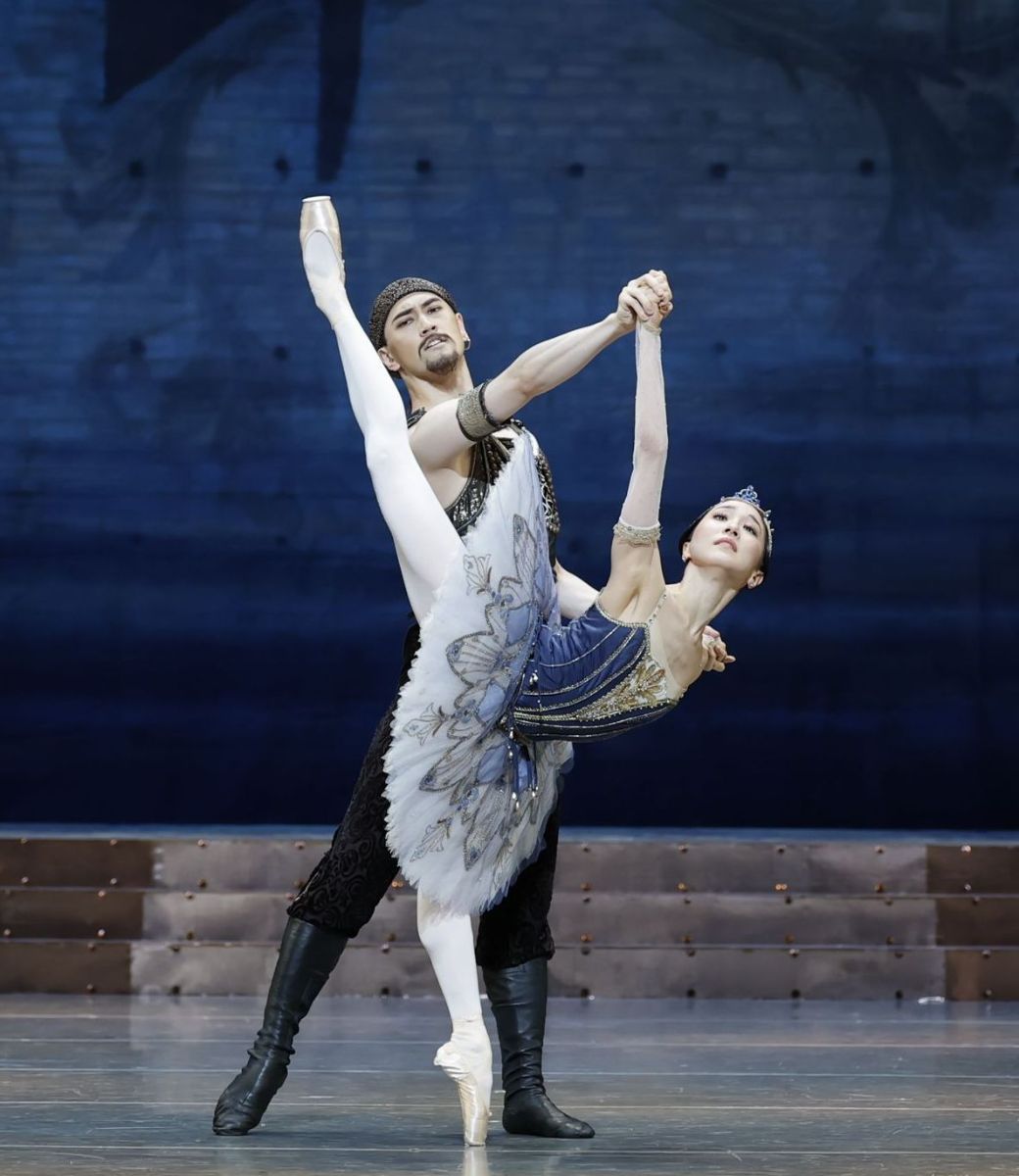 Takuro Watanabe as Abderachman and Yui Yonezawa as Raymonda in <i>Raymonda</i> &copy; Hidemi Seto