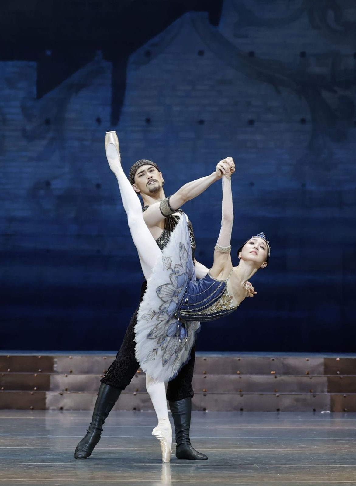 Takuro Watanabe as Abderachman and Yui Yonezawa as Raymonda in <i>Raymonda</i> &copy; Hidemi Seto