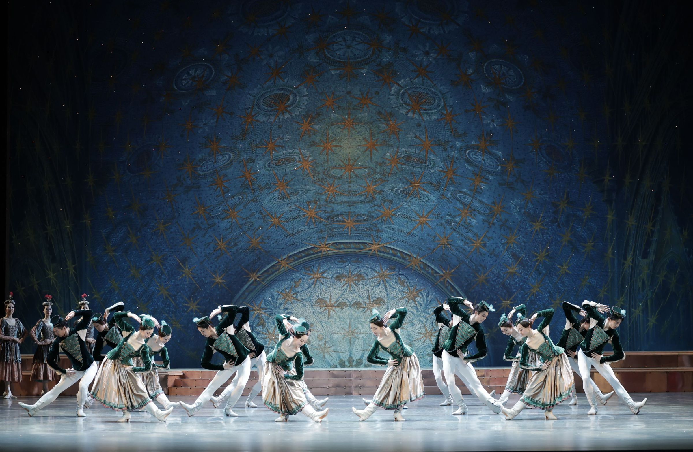 National Ballet of Japan in Asami Maki’s <i>Raymonda</i> &copy; Hidemi Seto