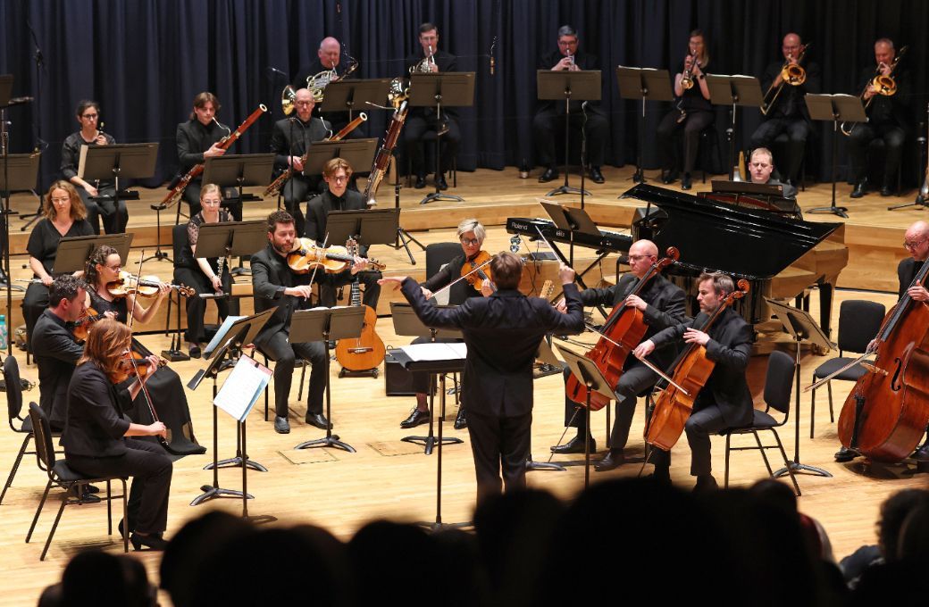 George Jackson conducts Ensemble 10:10 &copy; Gareth Jones