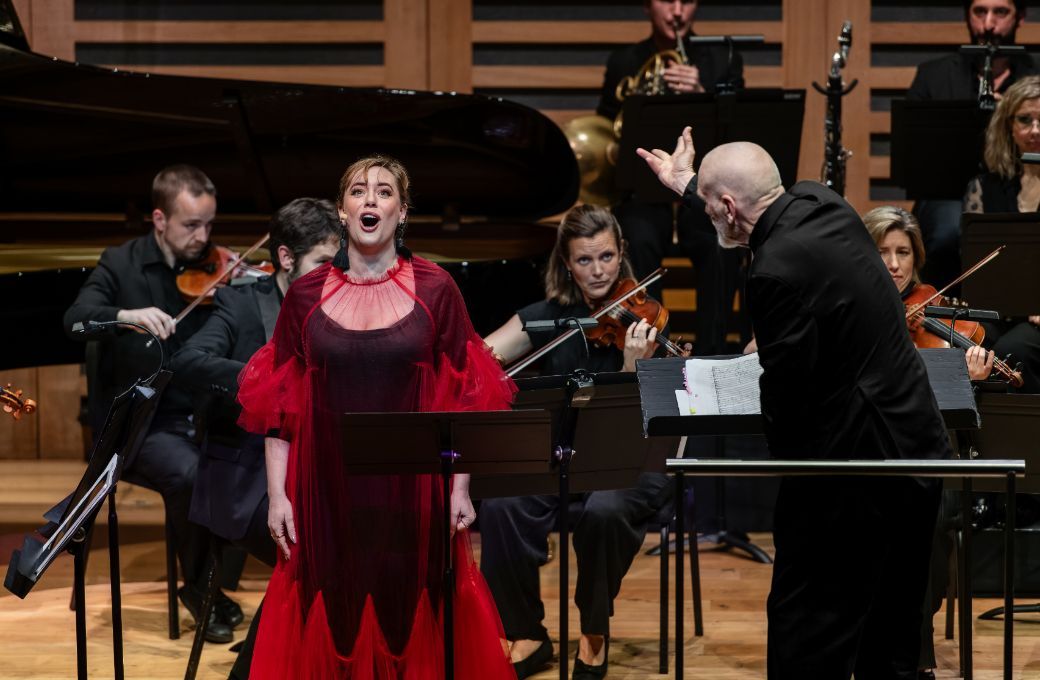 Brett Dean conducts Lotte Betts-Dean and Aurora Orchestra at Kings Place, London &copy; Julian Guidera