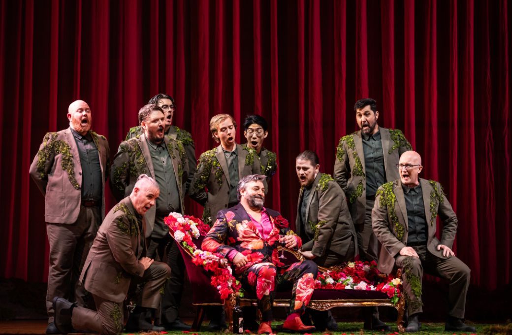James Roser (Don Magnifico) and chorus © David Kelly